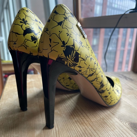 Calvin Klein Rare Black and Yellow Floral Print Heels - Picture 6 of 11